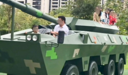 儿童坦克视频,萌娃演绎军事梦想